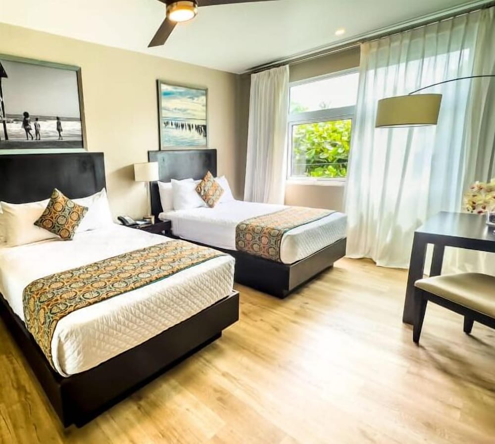 R Hotel Kingston 12/41