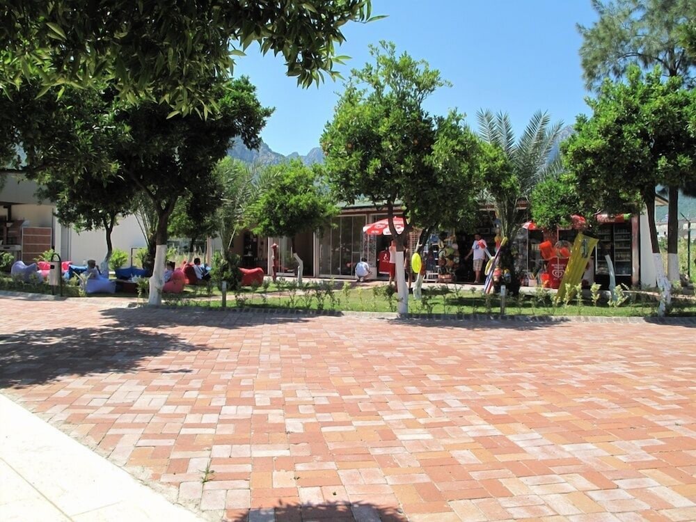 Batont Garden Resort Hotel 38/43