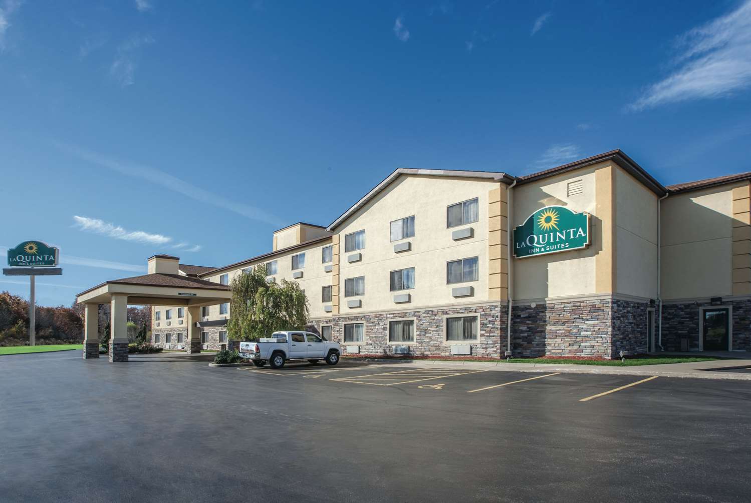 La Quinta Inn & Suites by Wyndham Erie 44/51
