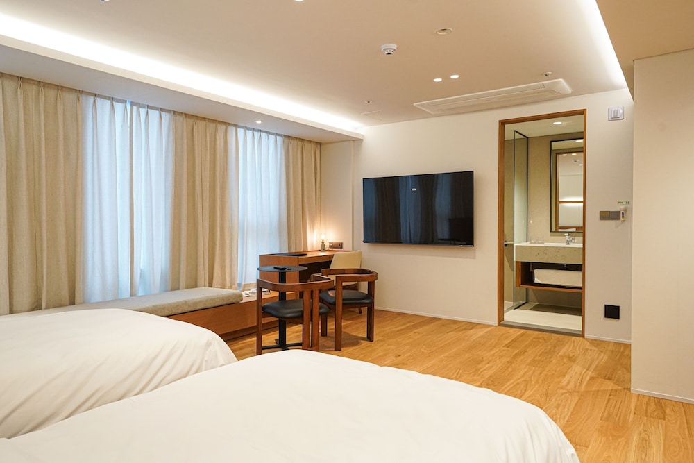 Hotel Ground 27 27/68