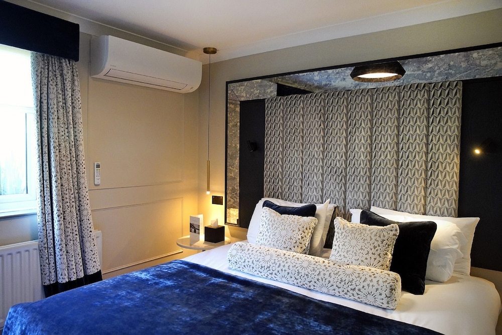 EXECUTIVE, DOUBLE OR TWIN BED