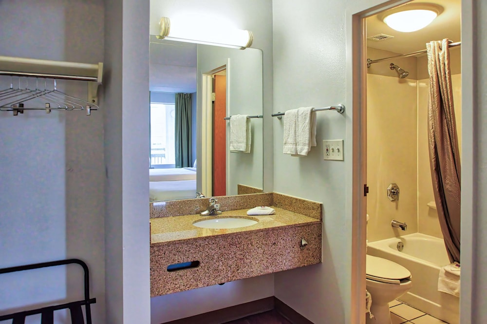 Motel6 Buffalo, NY - Airport - Williamsville 50/51