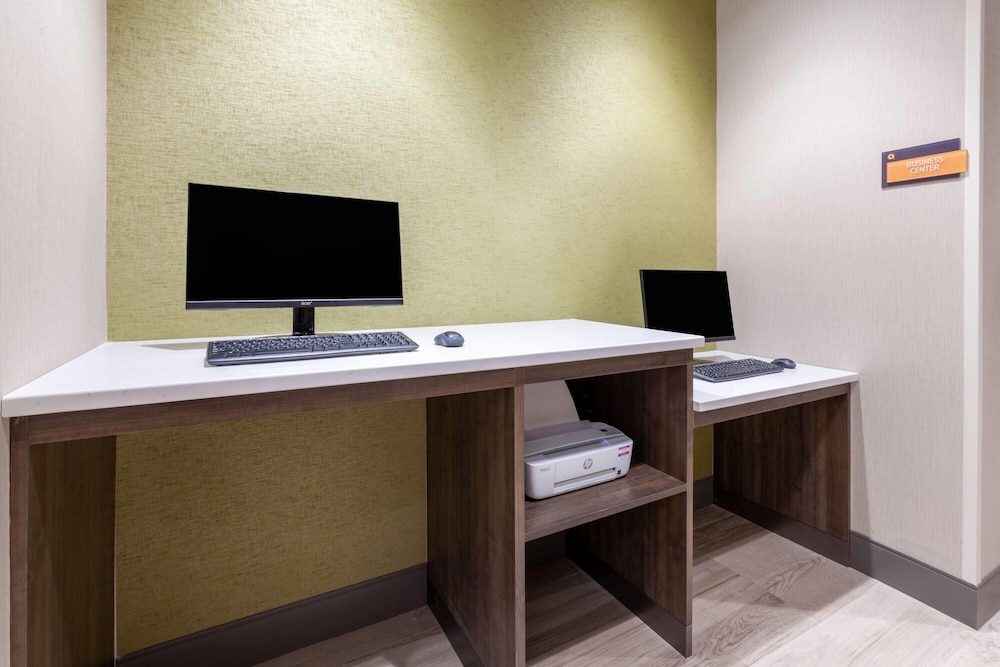 La Quinta Inn & Suites by Wyndham Middletown-Goshen 31/36
