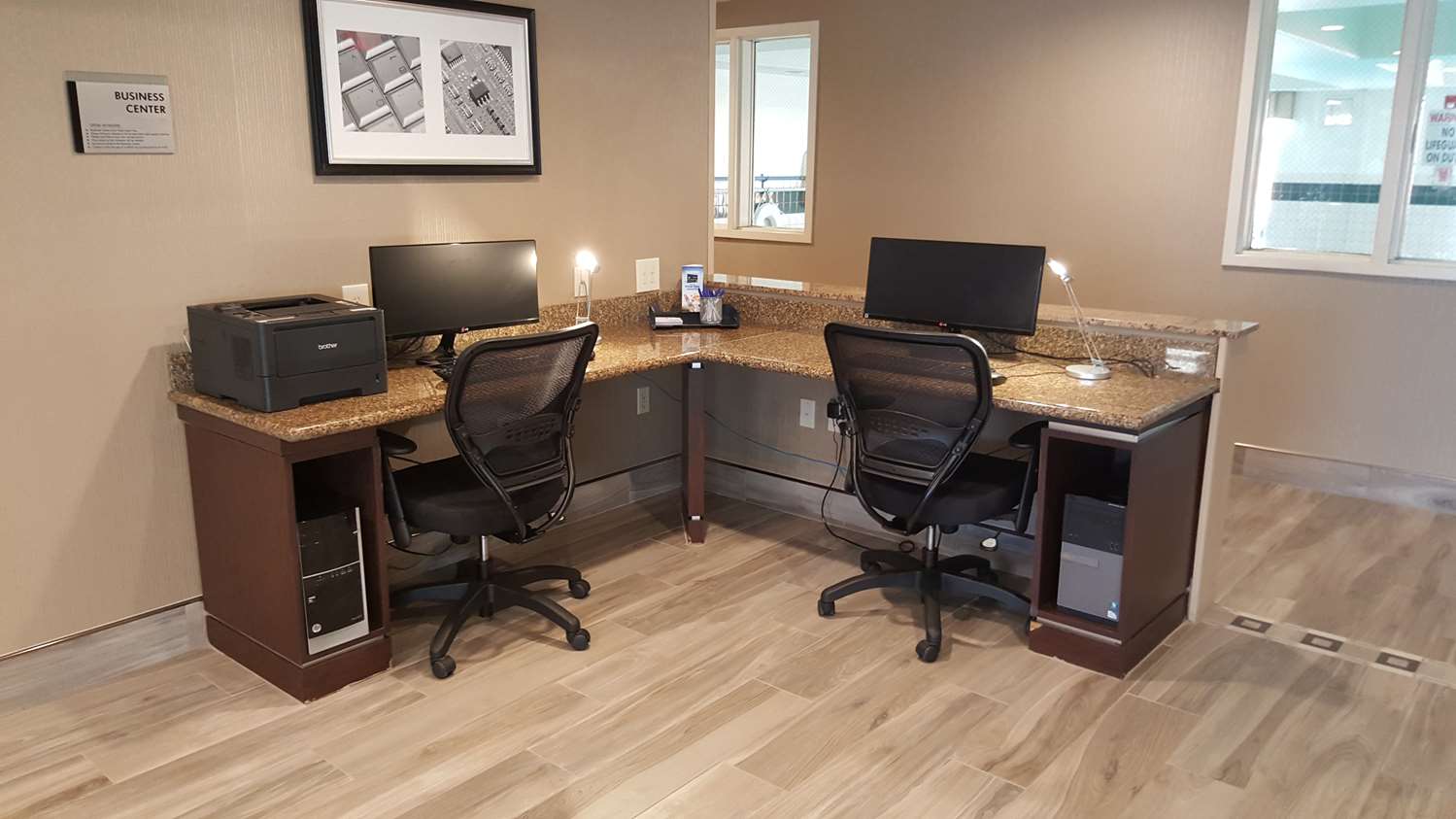 Airport Inn and Suites 23/28