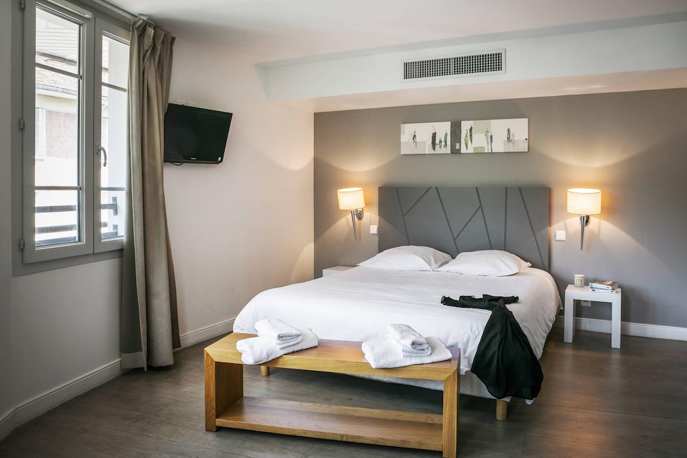 Studio, Queen Bed