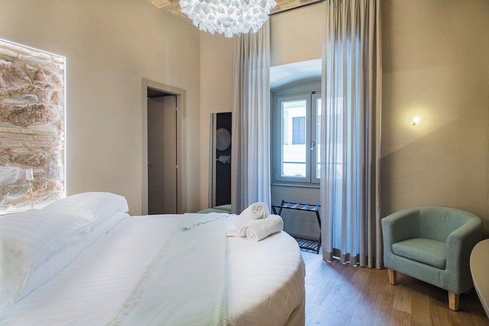 Deluxe, Round Bed, Queen Bed, City View