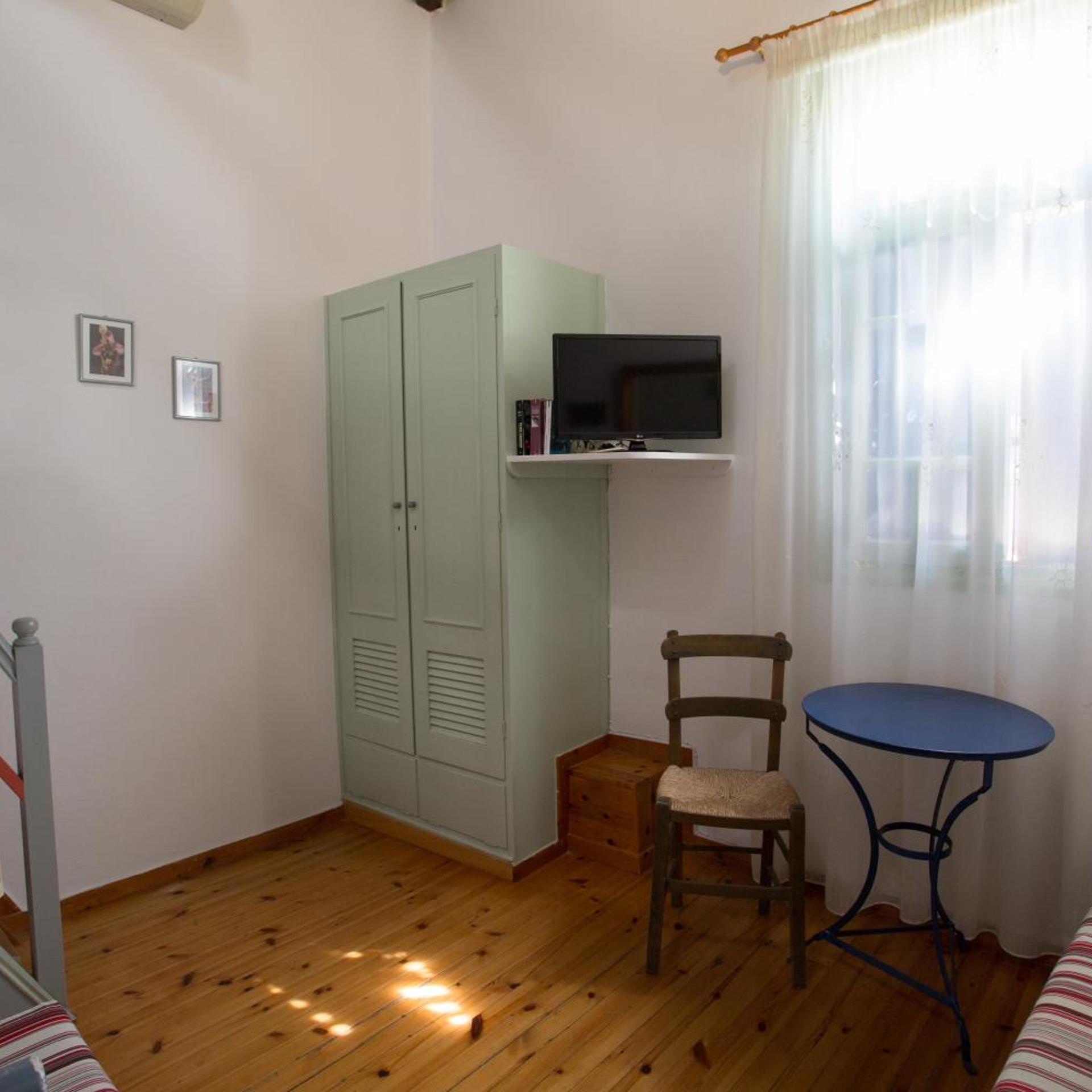 Nostos Hotel 77/81
