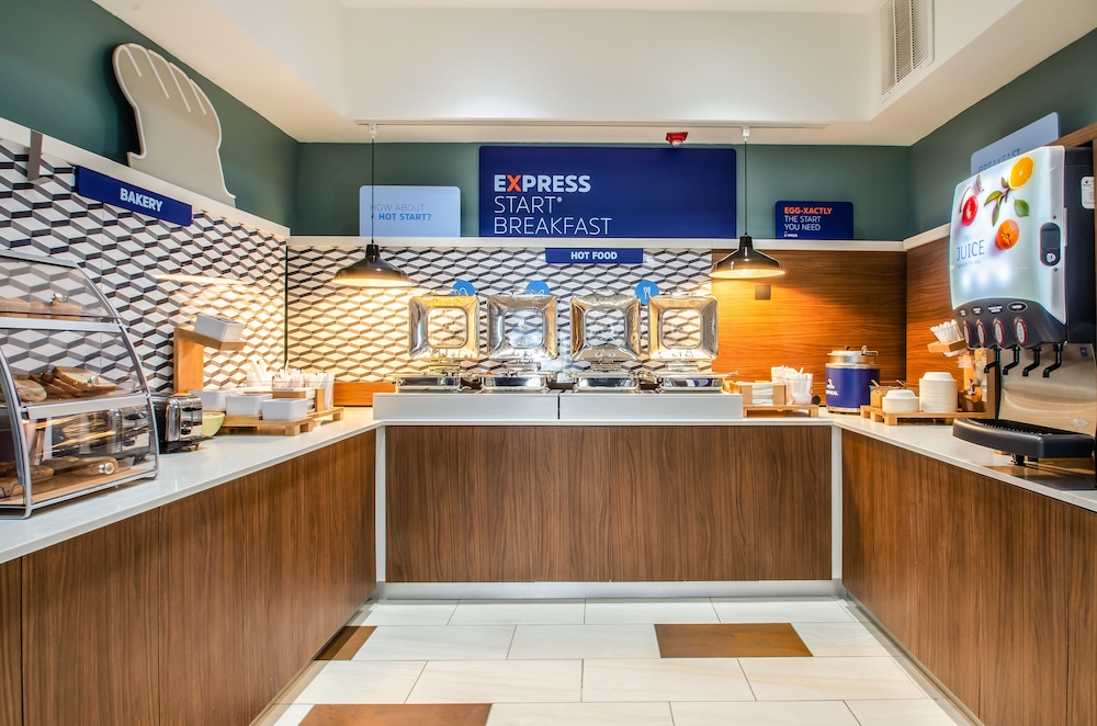 Holiday Inn Express And Suites Olathe South 16/48