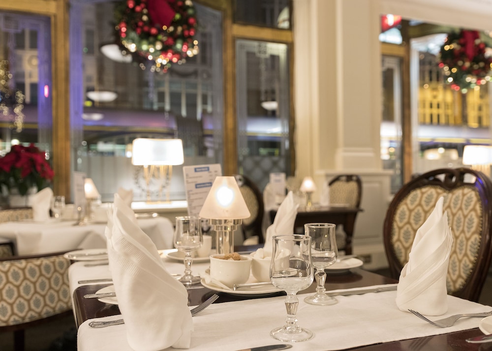 Wynns Hotel 12/33