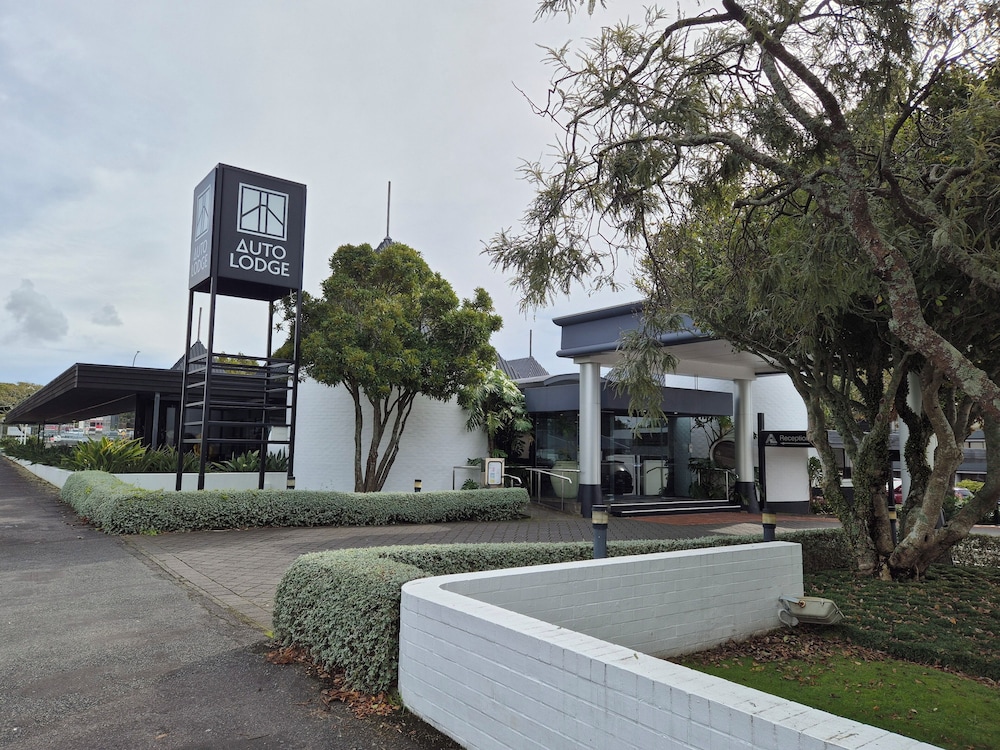 Auto Lodge Motor Inn 53/58