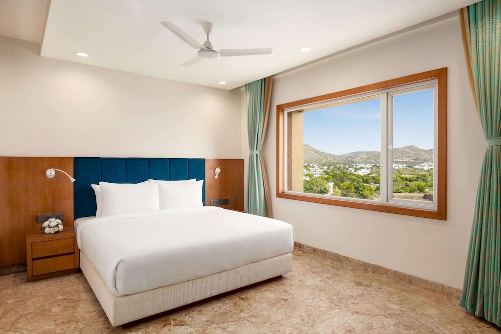 EXECUTIVE, SUITE, KING BED