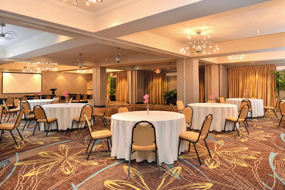 Holiday Inn Express Hotel Suites Dallas South Desoto 46/72