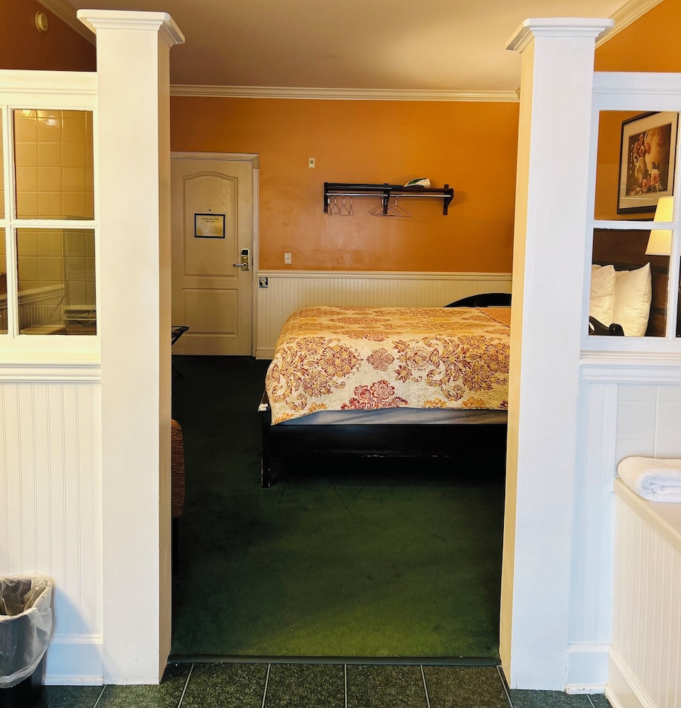 STANDARD, QUEEN BED