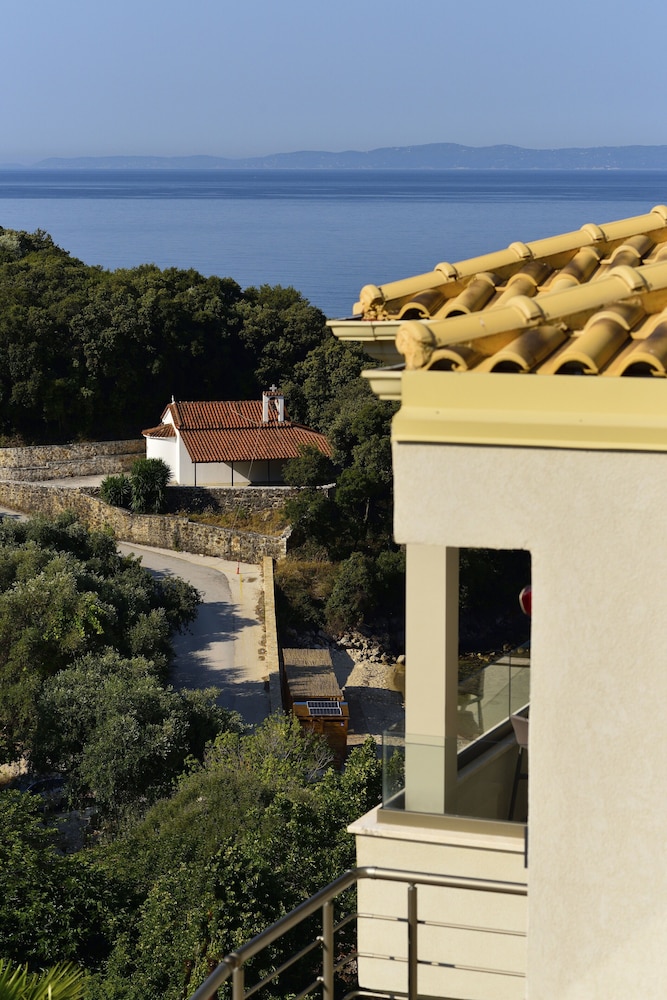 Prima Vista Beachfront Boutique Hotel 58/60