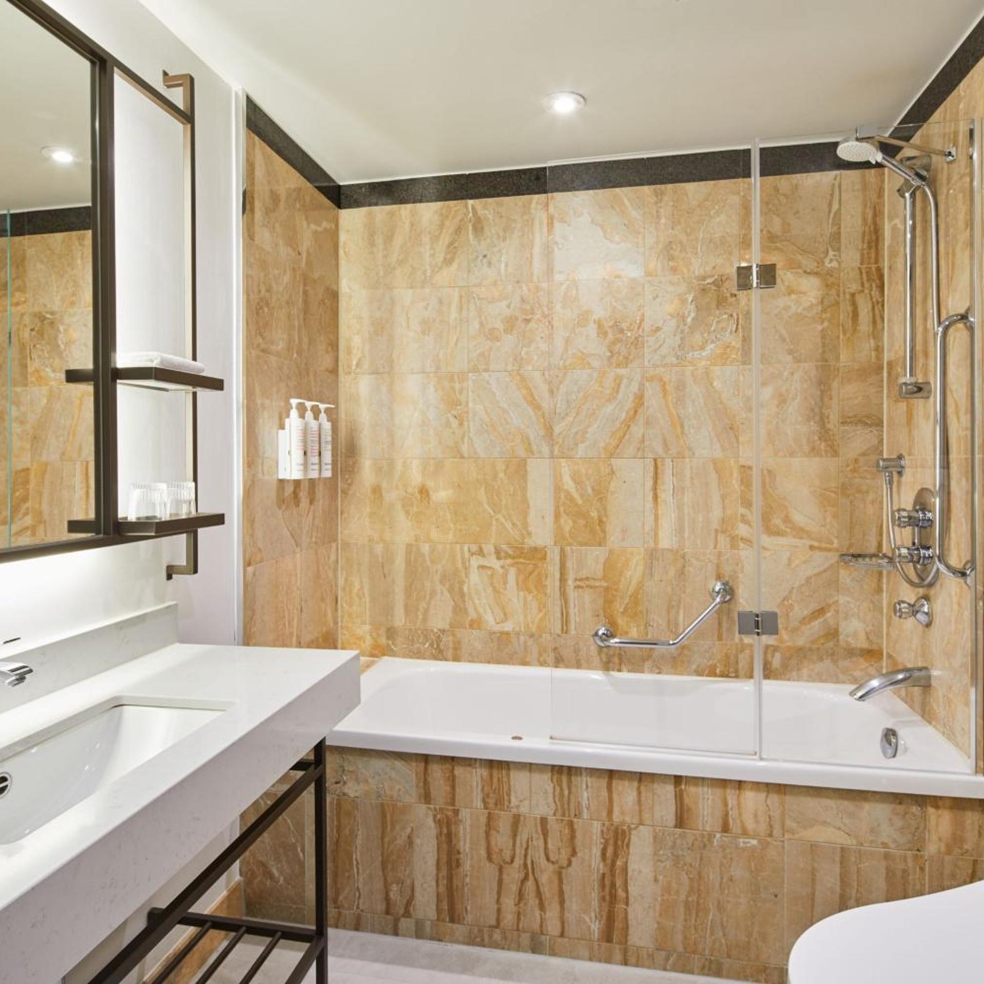 Superior, 2 Double Beds, Square View، Marriott London Hotel Grosvenor Square 7/7