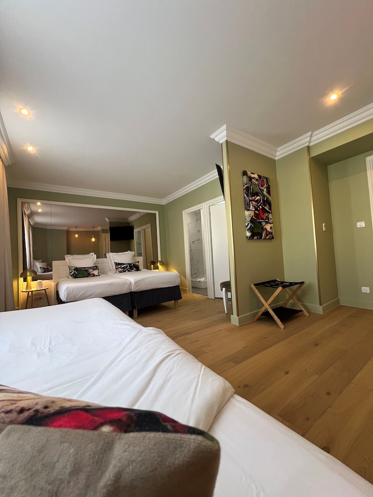 ROOM, TRIPLE