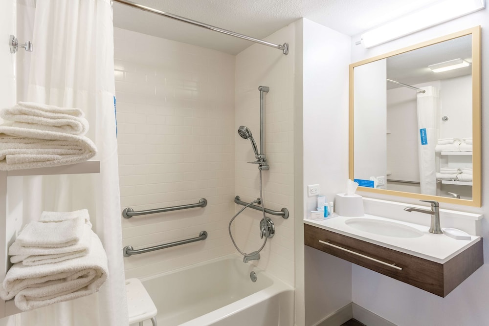 Hampton Inn Cedar Rapids 12/33