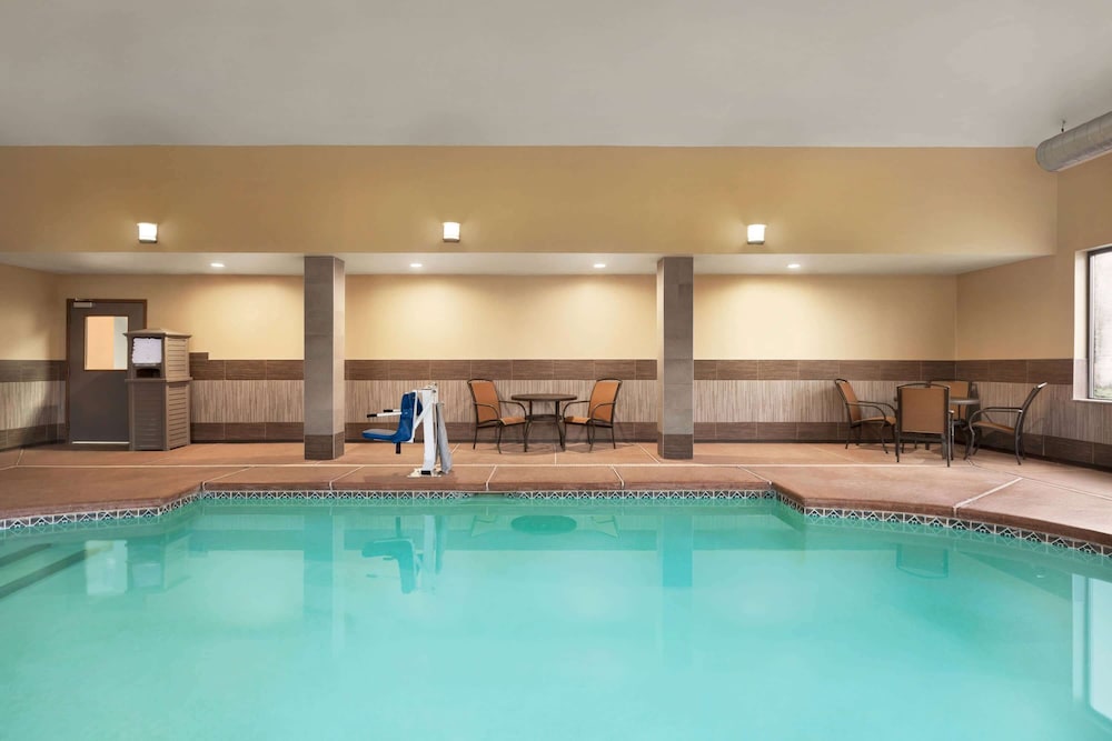 La Quinta Inn And Suites by Wyndham Lackawanna 12/39