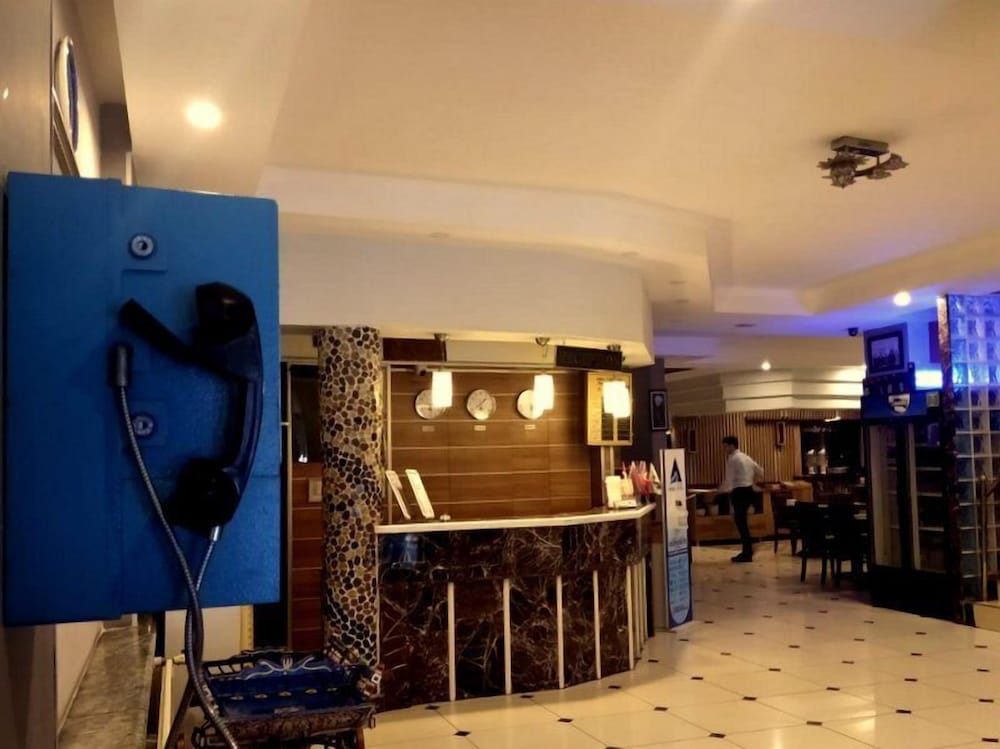 Anibal Hotel 8/38
