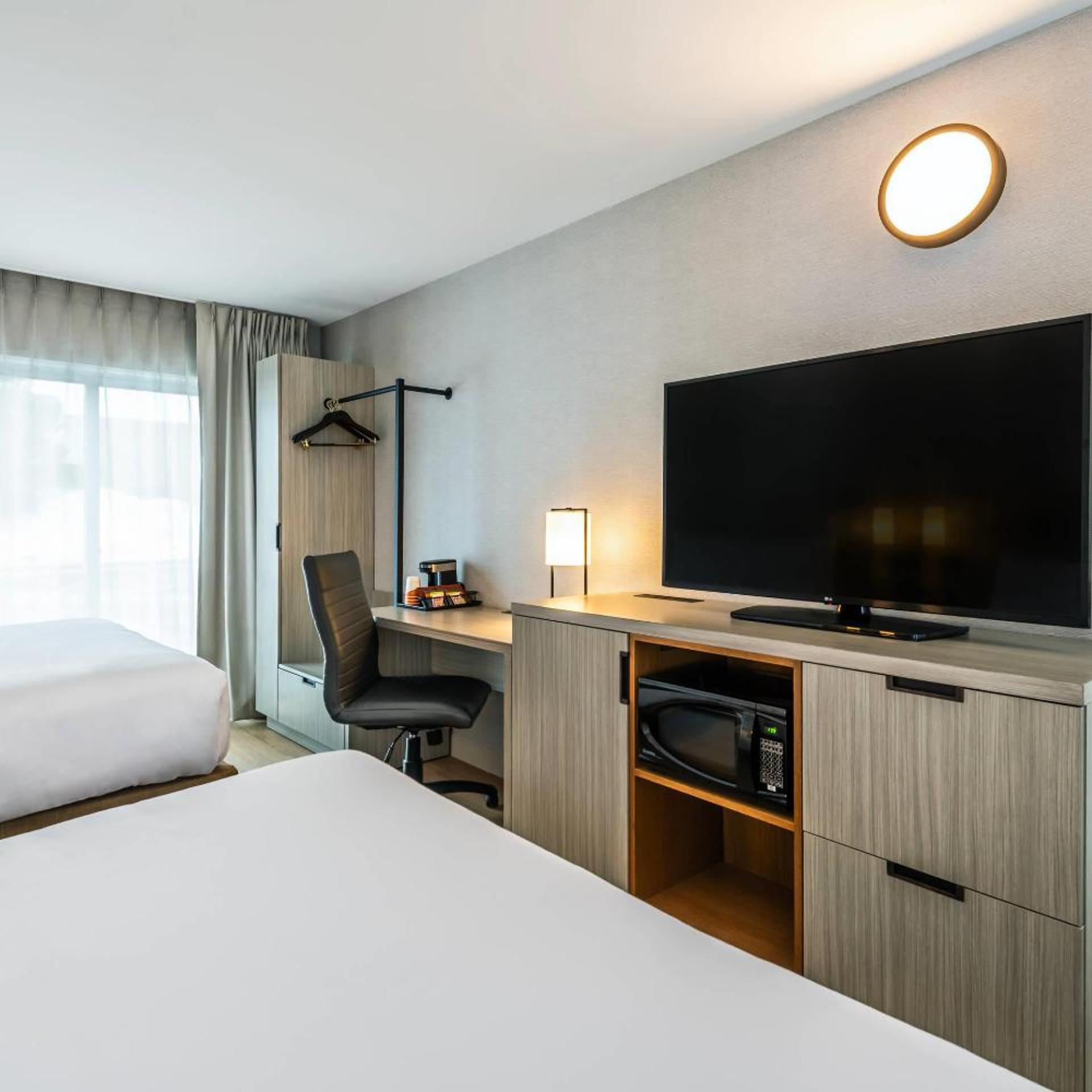 غرفة قياسية بسرير كينج وسريرين كوين في الطابق الأرضي، Comfort Inn Gatineau 2/10