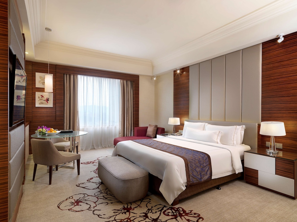 DELUXE, KING BED