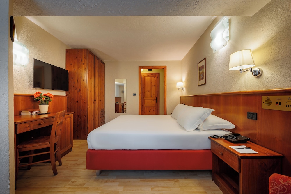ROOM, DOUBLE BED