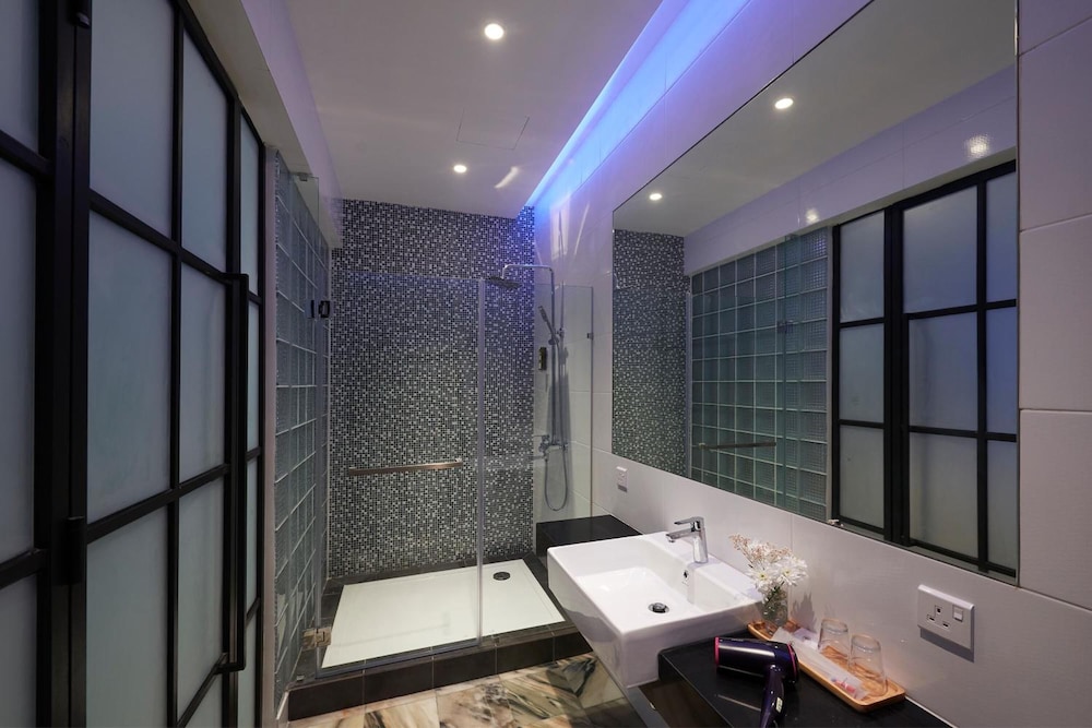 Macalister Terraces Hotel 35/37