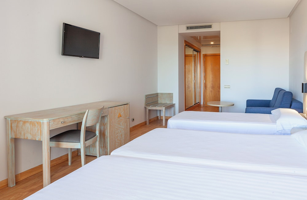 Room, Twin Beds, Street View, Sofa