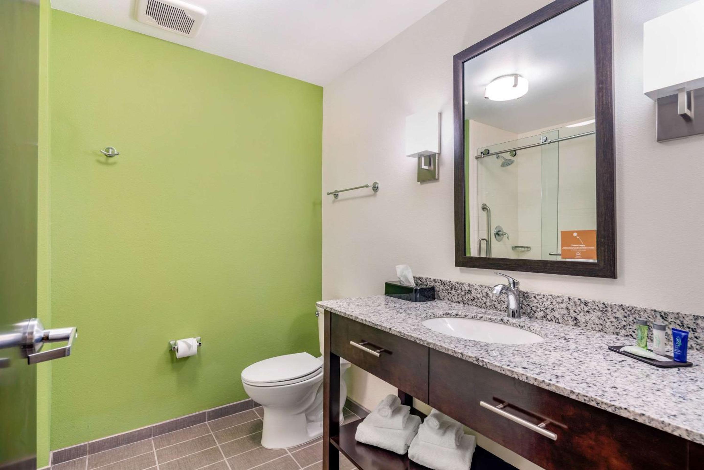 غرفة بسرير كينج مع أريكة، Sleep Inn Spokane Airport 6/7