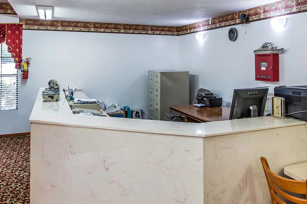Econo Lodge Inn & Suites Albany North 5/41