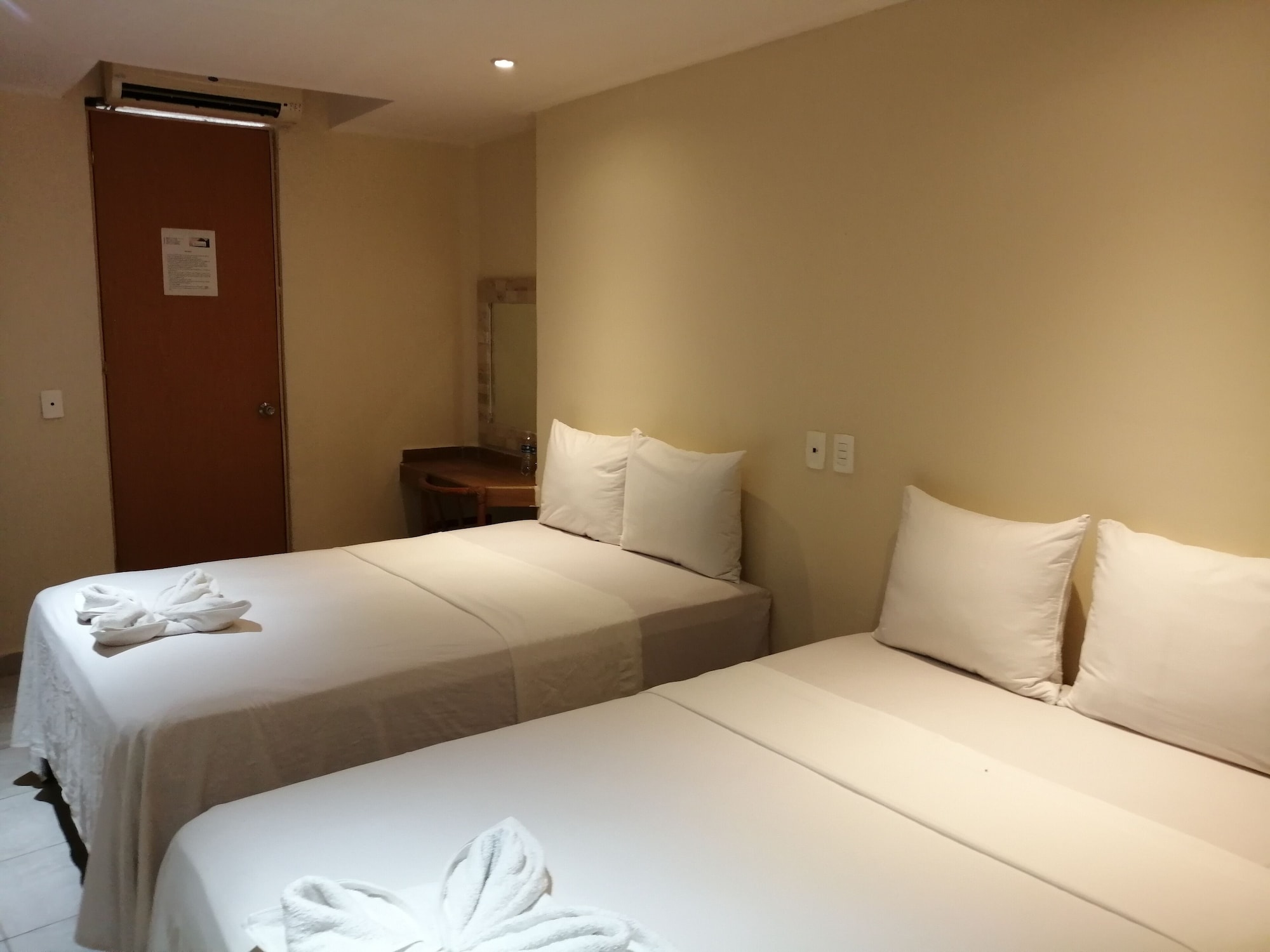 غرفة قياسية بسريرين مزدوجين، Hotel Ashly 4/10