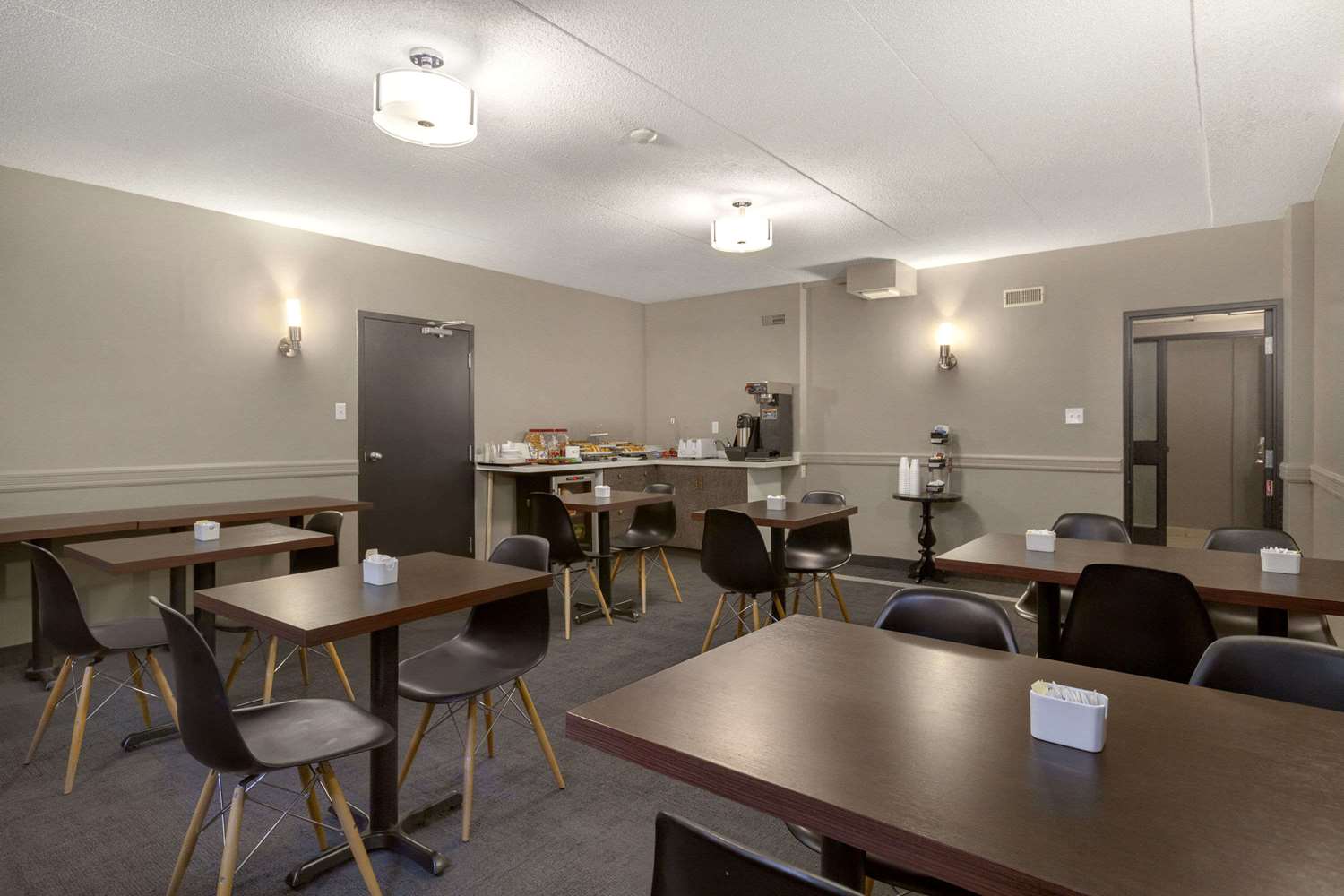 Days Inn by Wyndham Stouffville 18/28
