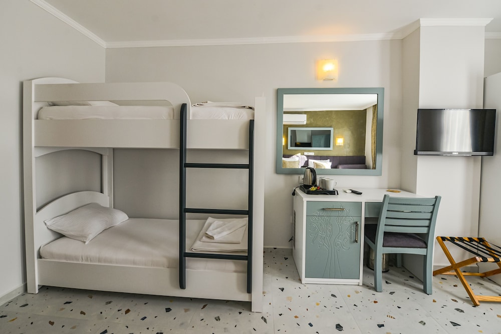 Tonoz Beach Hotel 47/69