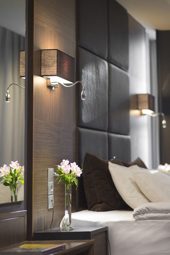 Diamond Suites 52/64