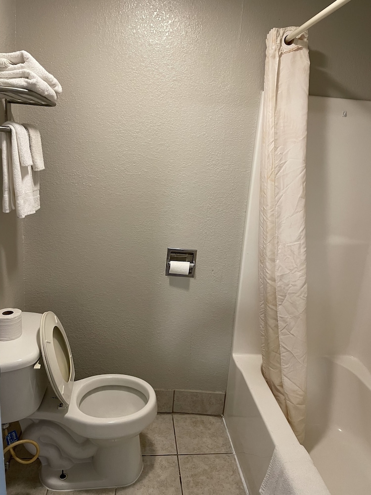 Economy Inn Gonzales 25/29