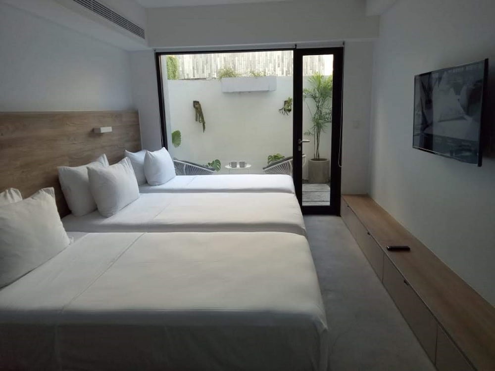 Lloyd's Inn Bali 50/64