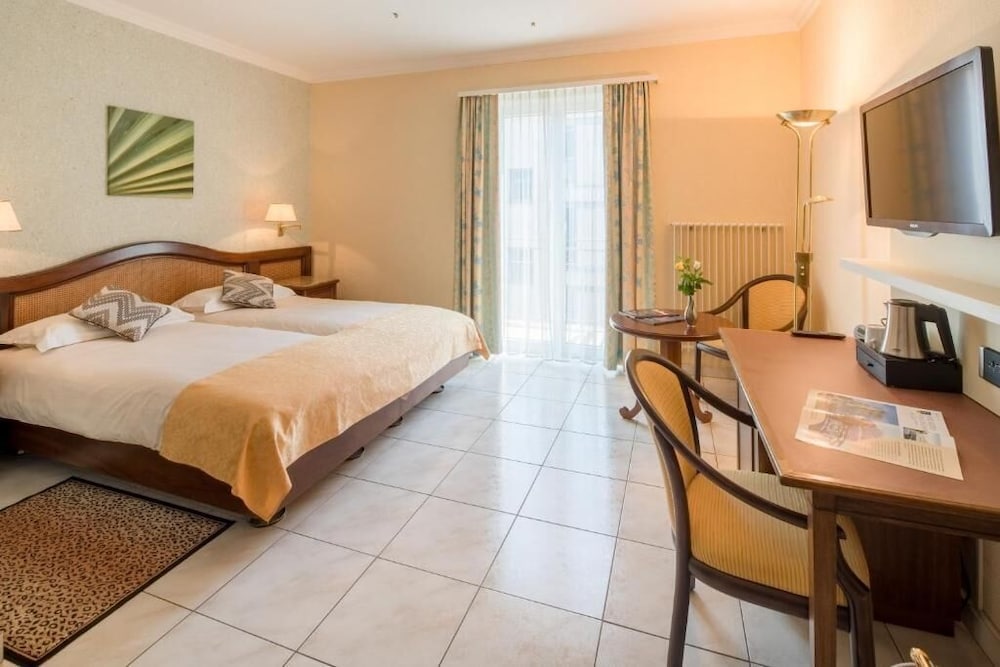 2 single beds, executive room, partial lake view, balcony, air-conditioned, wi-fi, work desk, full breakfast
