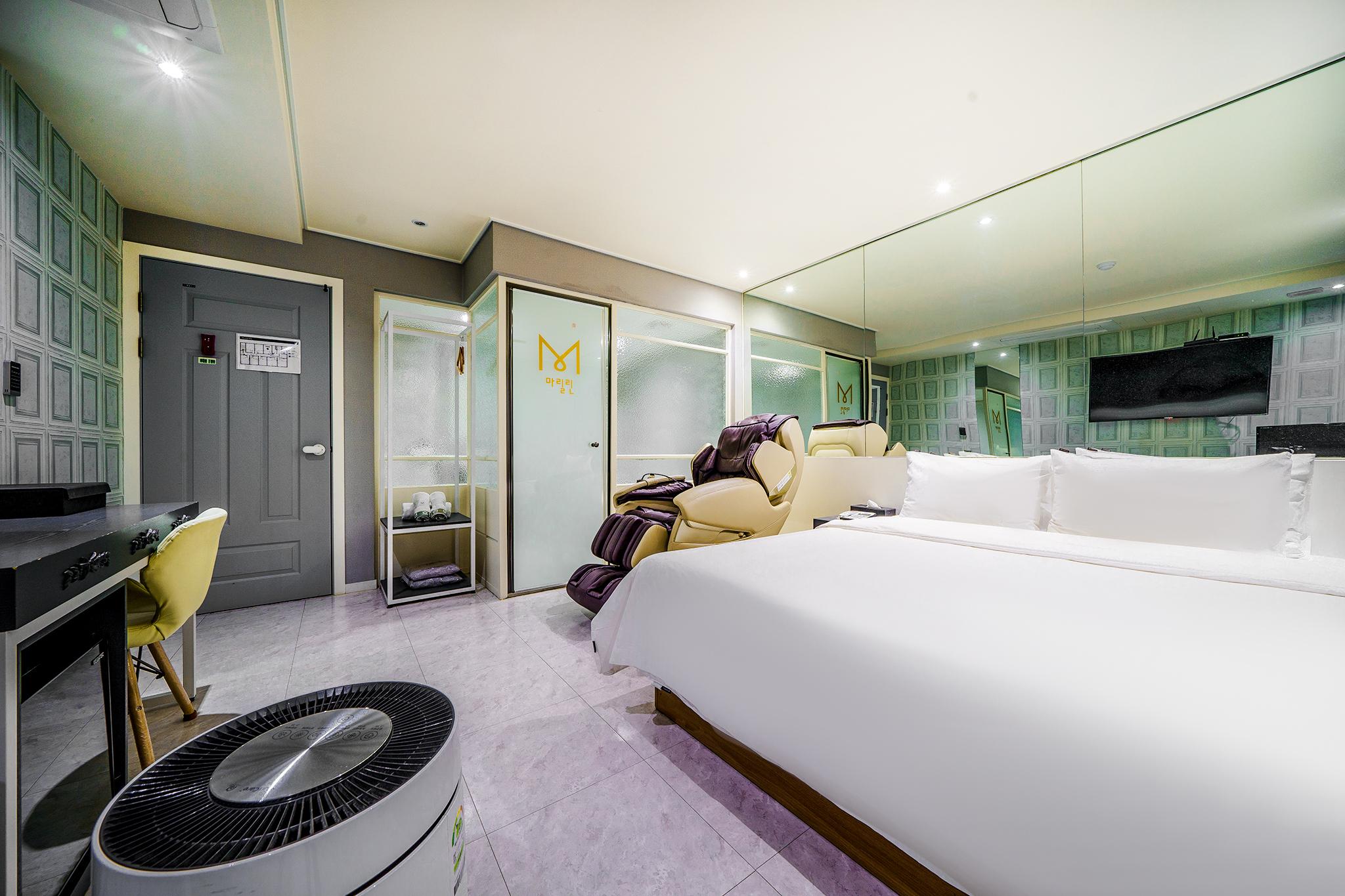 Hotel Marilyn 11/28