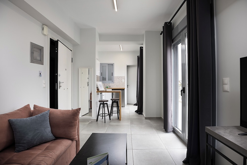 The Omnia Collection Pagrati 40/60