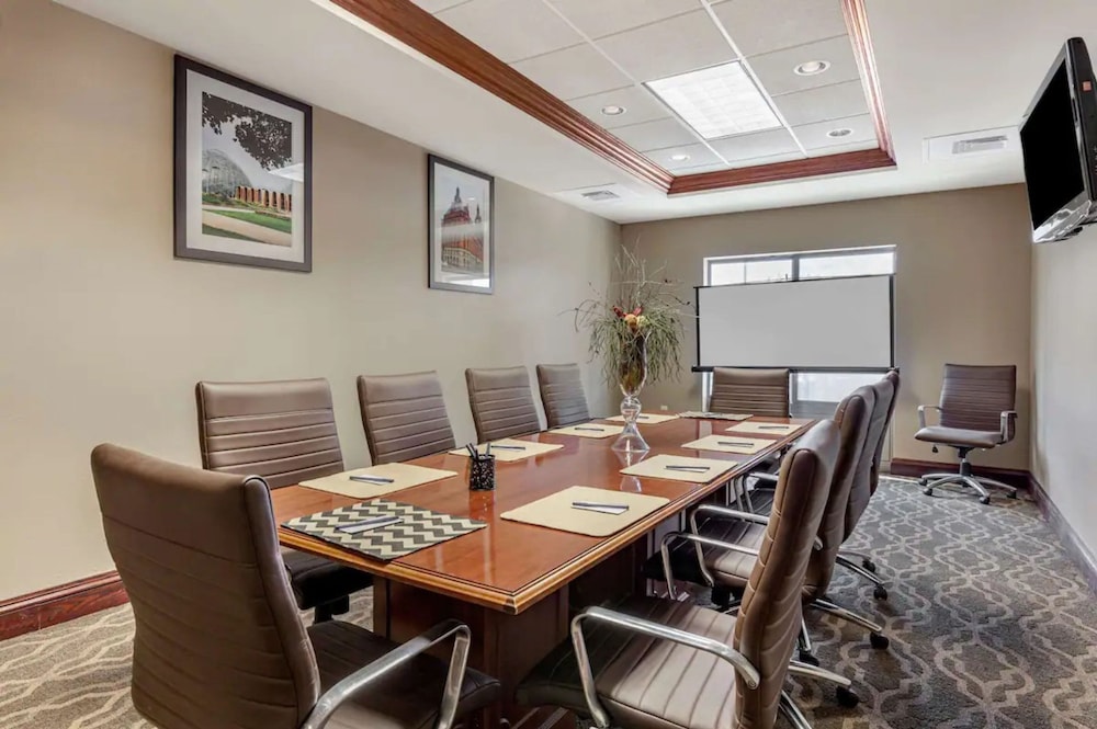 Holiday Inn Express And Suites Milwaukee Nw Park Place 62/79