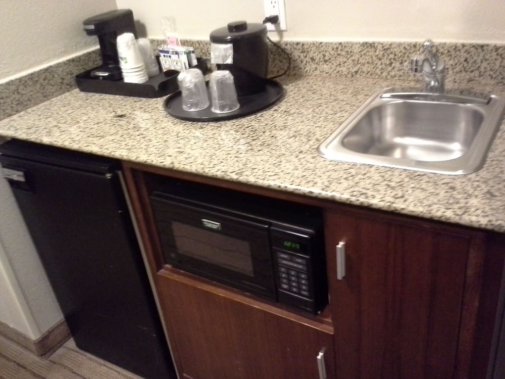 Holiday Inn Express Hotel And Suites Dallas Park Central Northeast 47/56
