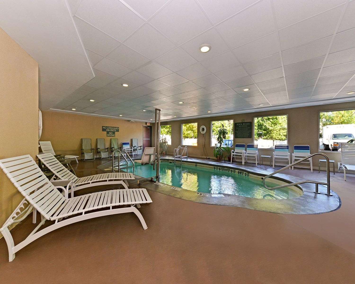 Quality Suites Stratford CT 25/37