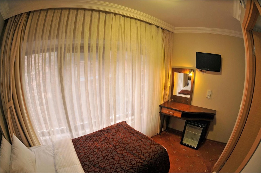 Palace Point Hotel 38/42