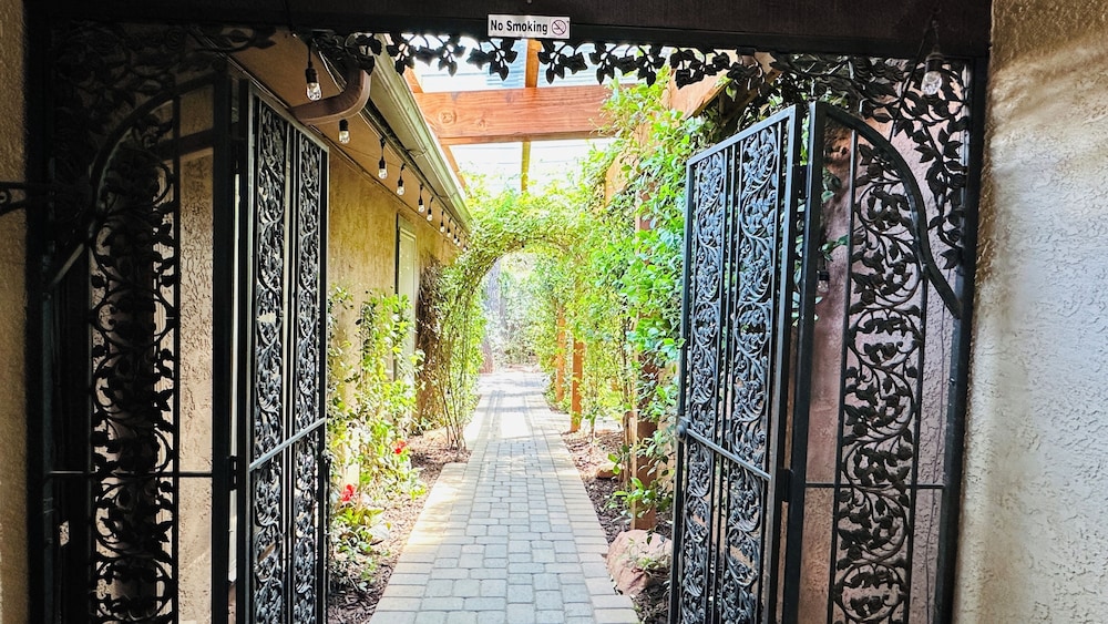 Lantern Light Inn - Romantic Getaway 7/68