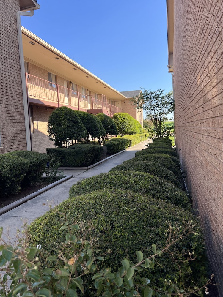 Hallmark Inn and Suites 19/22