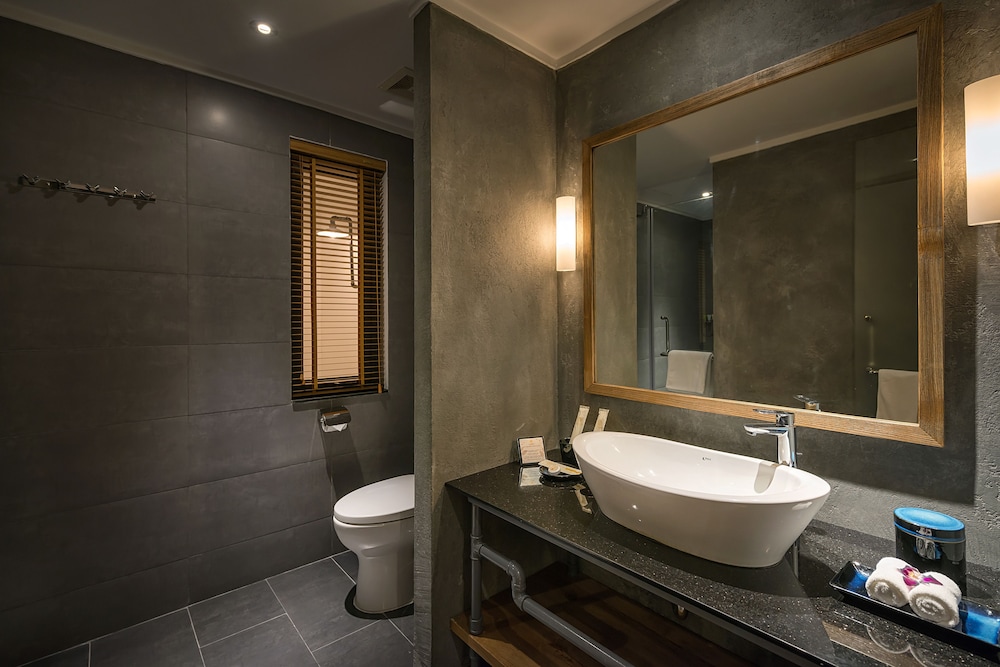 Bespoke Trendy Hotel Hanoi 49/50