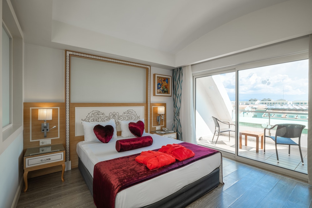 Honeymoon, Suite, Queen Bed, Partial Sea View, Jetted Tub