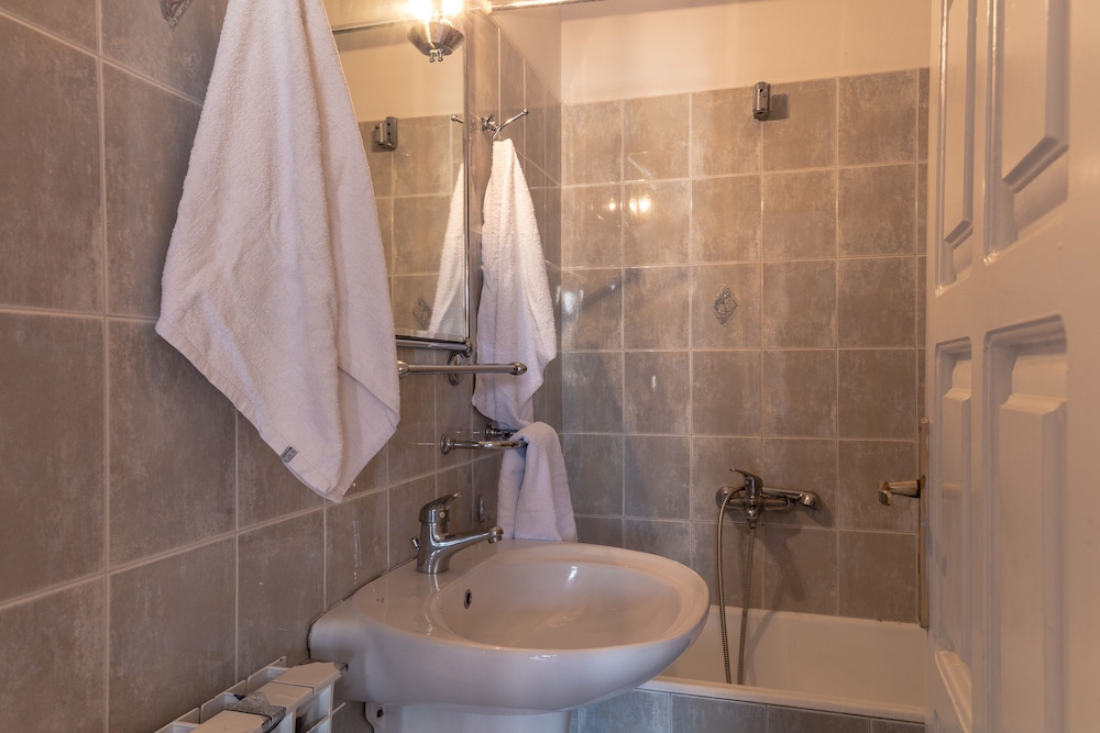 Yianna Hotel 49/51