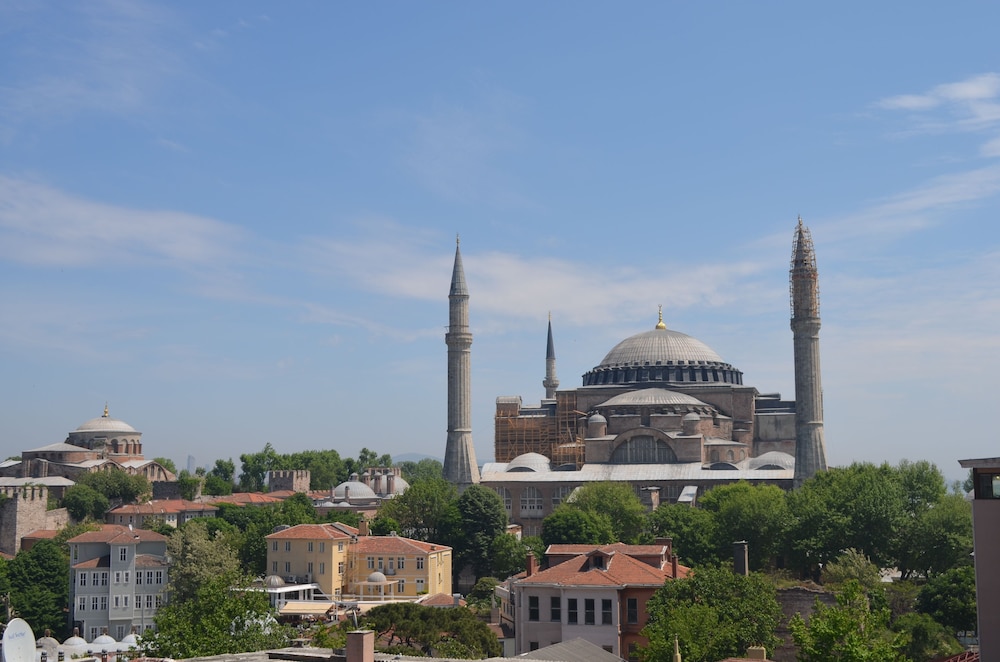 THE ISTANBUL HOTEL 49/50