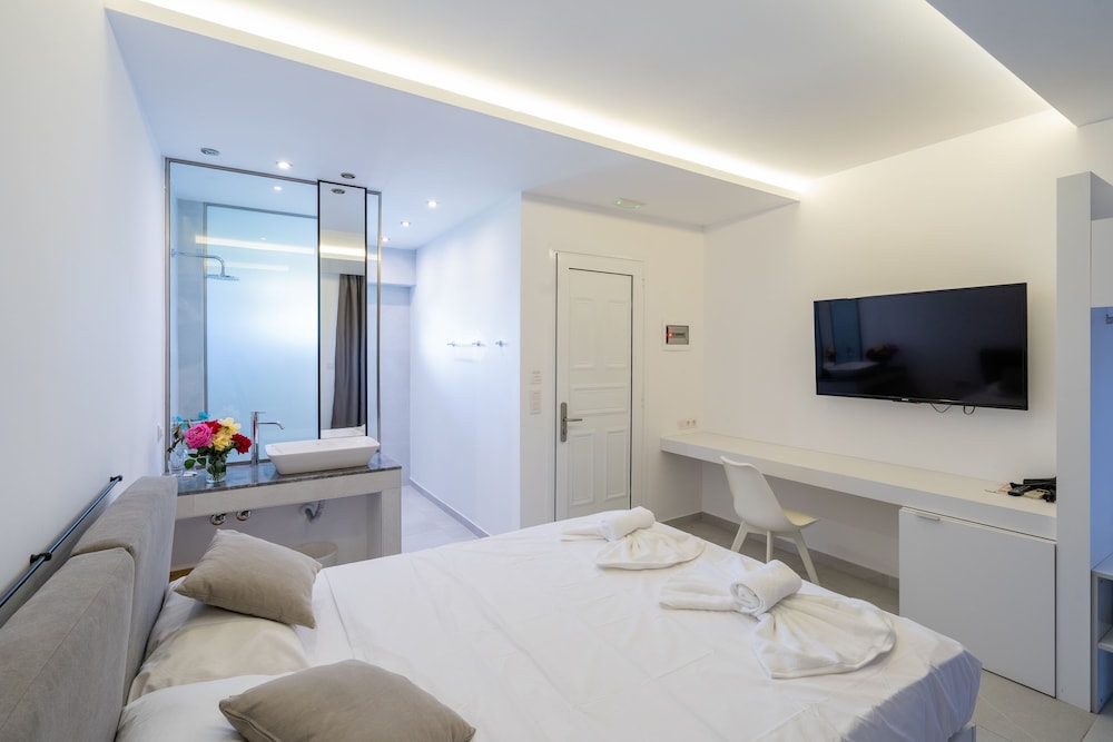 DELUXE, DOUBLE BED, POOL VIEW